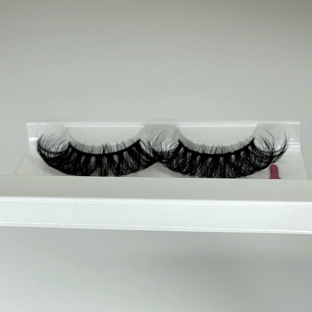 Novah Lashes - Picture 4 of 4
